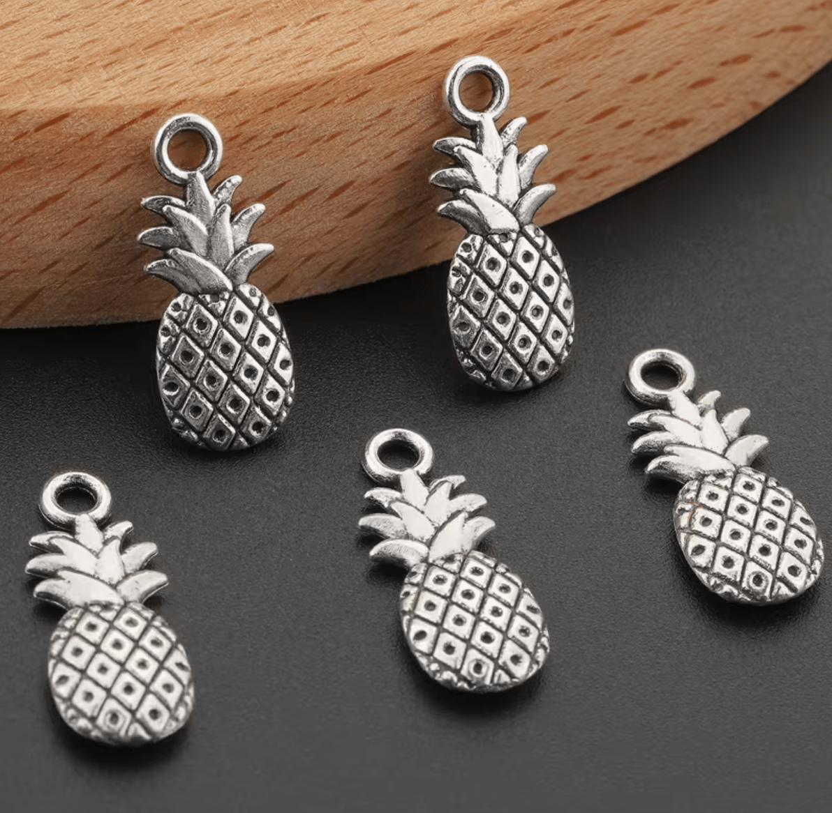 Berlock Ananas för halsband och armband.