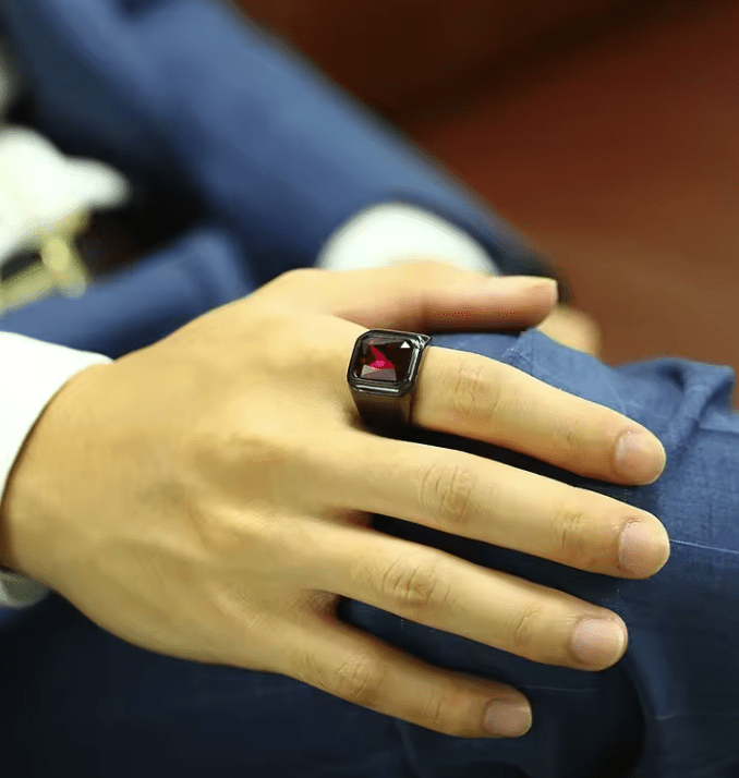 Klackring med röd sten.