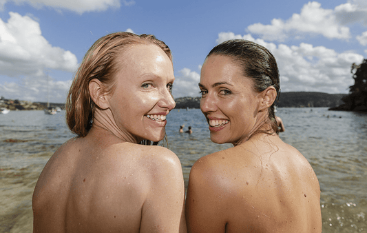 Naturist, javisst! Skönt att slänga kläderna och vara naken.