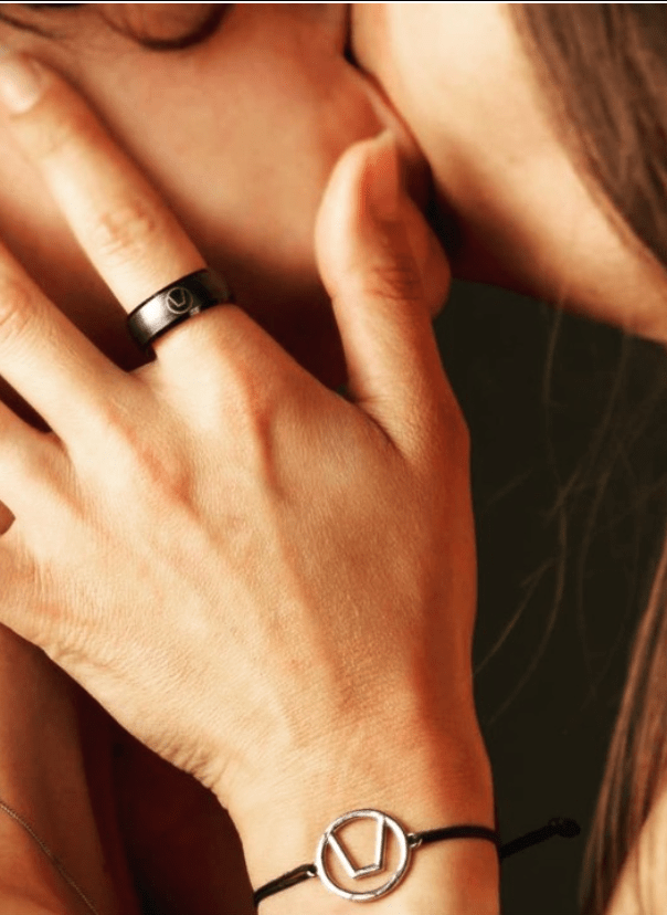 Svart Ring med The Swing - Två symboler för swingers.