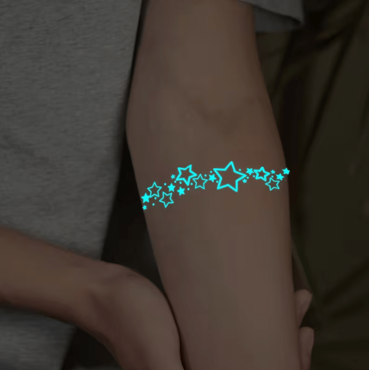 Fluorescerande Stjärntatuering. Lys upp swingersfesten.